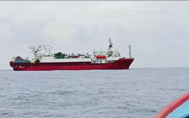 KM Jakar Explorer yang diduga nelayan sebagai kapal pukat trawl. PSDKP Anambas menjelaskan kapal tersebut beroperasi untuk memperbaiki kabel fiber optic.