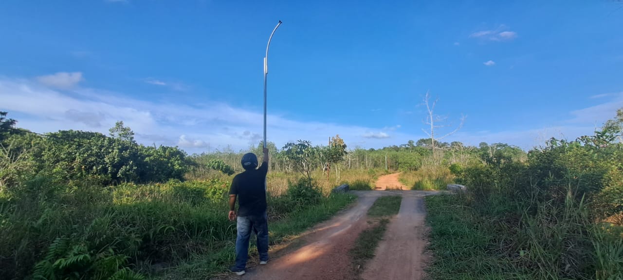 Salah satu lampu PJU Solar Cell yang hilang, hanya tersisa tiang di jalan menuju kebun dan rumah warga di Kampung Sungai Jeram, Desa Lancang Kuning, Kecamatan Bintan Utara.