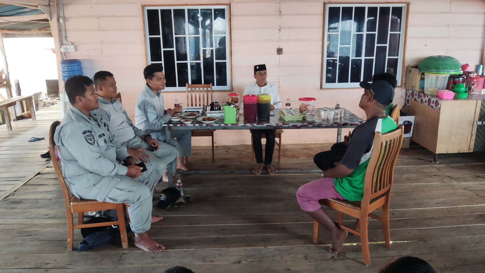 Bakamla RI saat menemui nelayan Pulau Nipah.