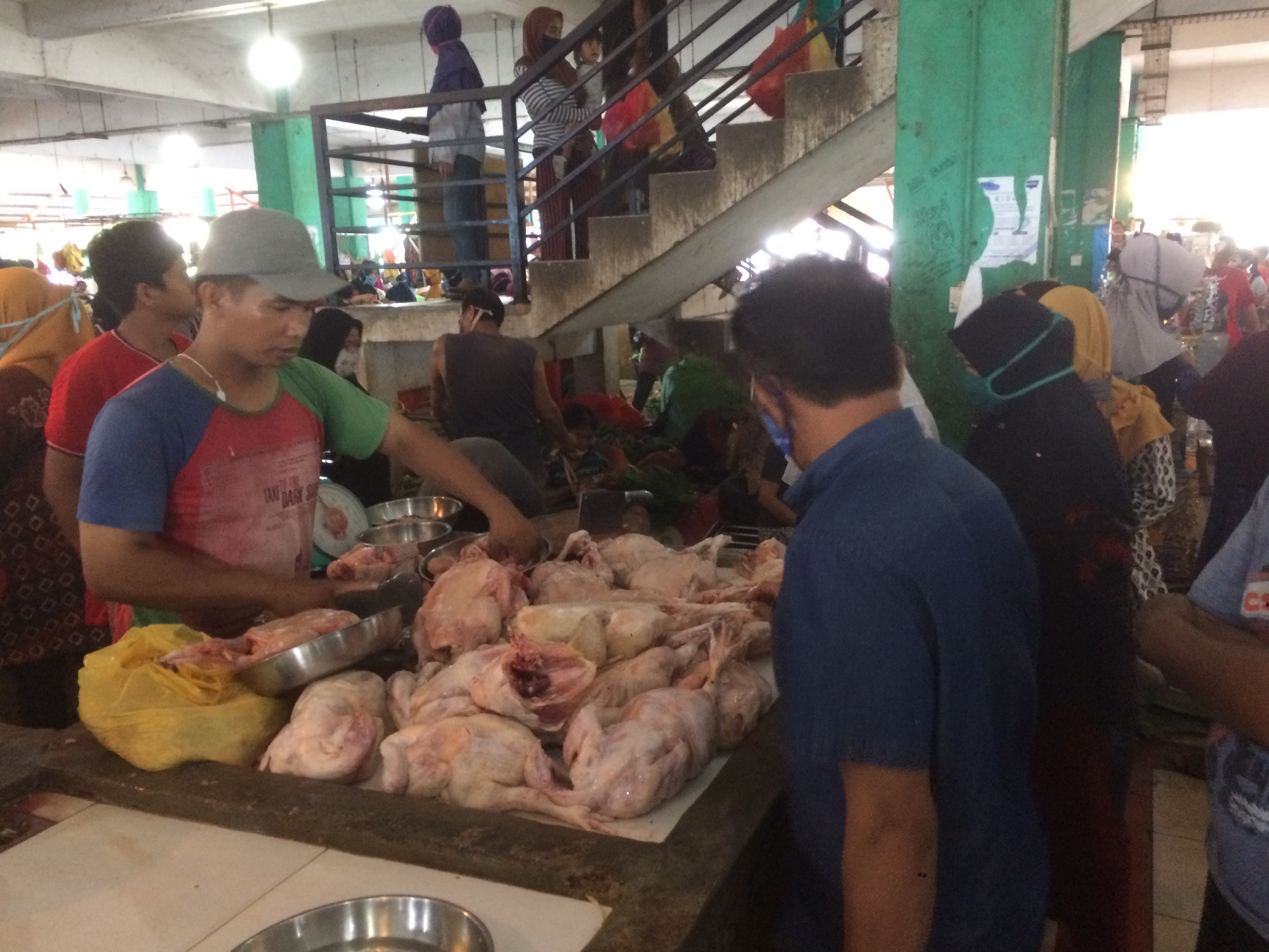 Warga saat belanja daging ayam di pasar tradisional Karimun.