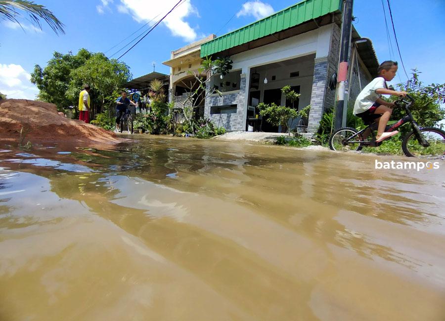Ilustrasi: Banjir Rob yang masuk pekarangan warga, rumah, dan jalan di Tanjunguncang, Batuaji, Selasa (21/2).