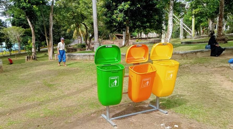 Tong sampah yang disediakan DLH Bintan dalam upaya meningkatkan kesadaran masyarakat dalam membuang sampah di tempatnya.