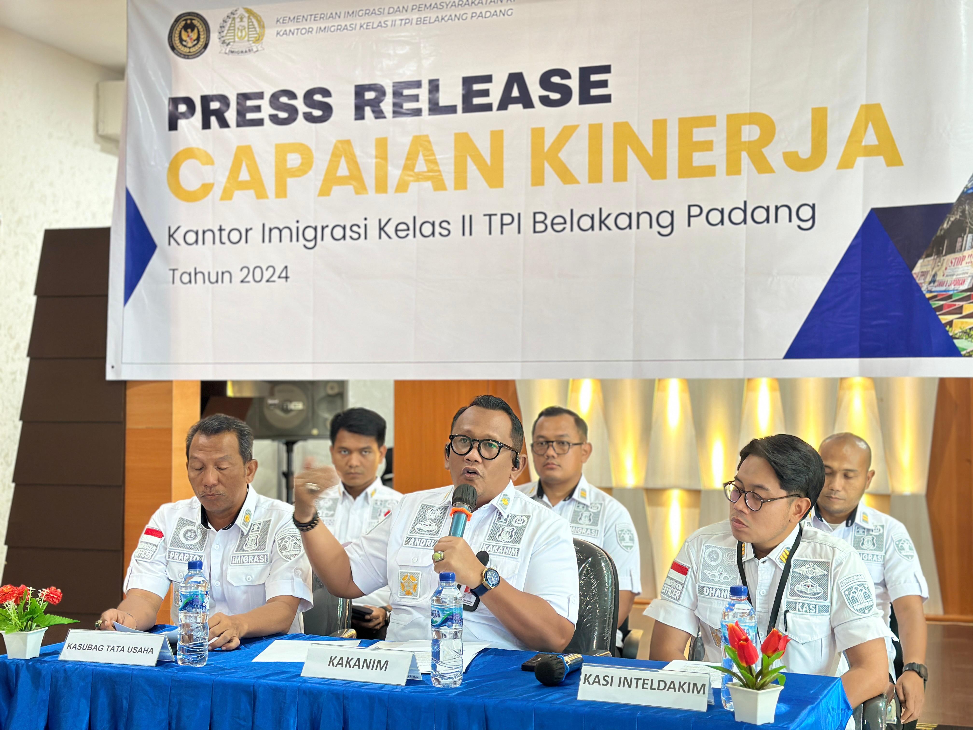 Kepala Kantor Imigrasi Kelas II TPI Belakang Padang, Moch Andri Budiman, memaparkan capaian kinerja tahun 2024 dalam konferensi pers yang digelar pada Selasa (31/12).