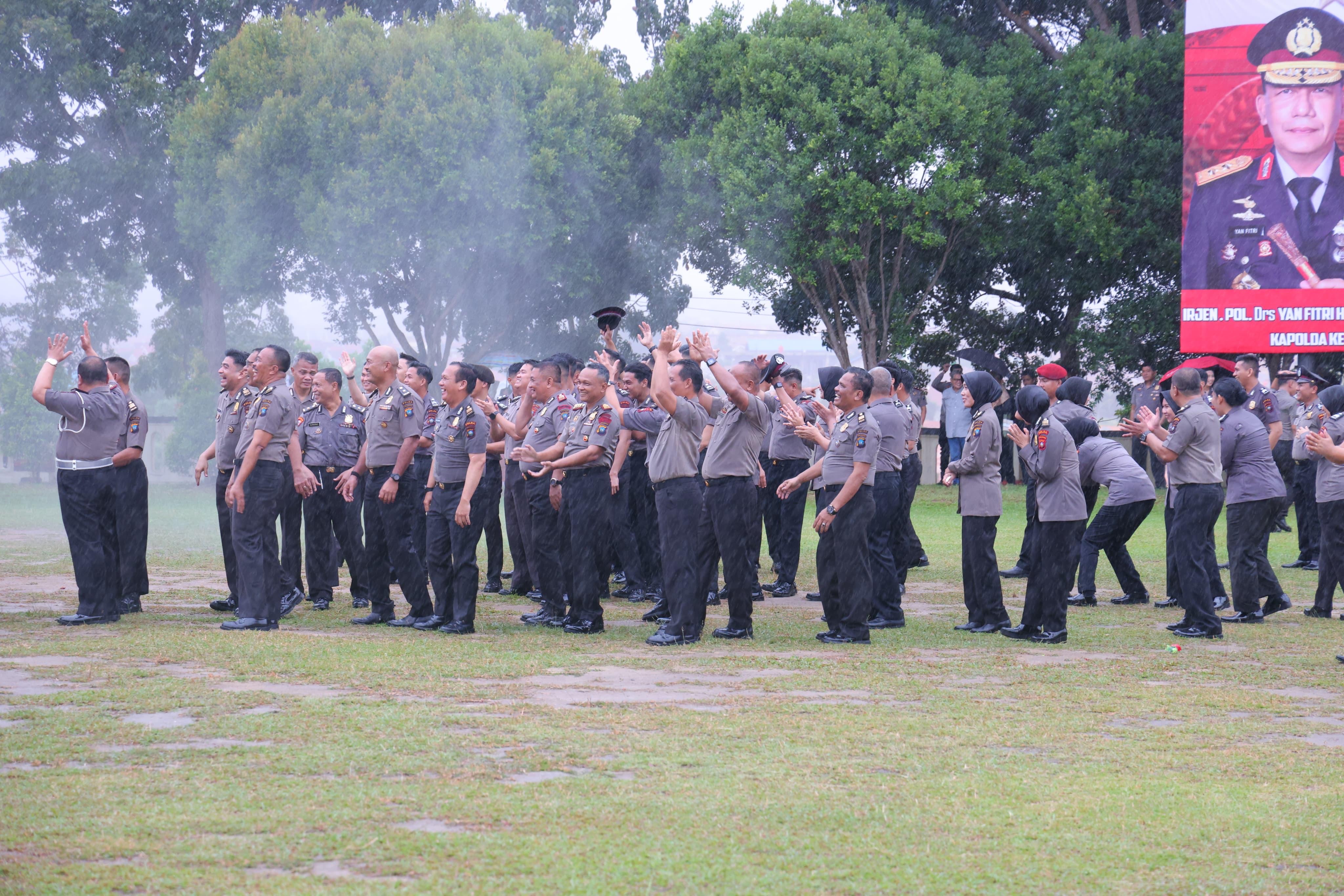 Personel Polda Kepri merayakan kenaikan pangkat usai upacara di Mapolda Kepri.