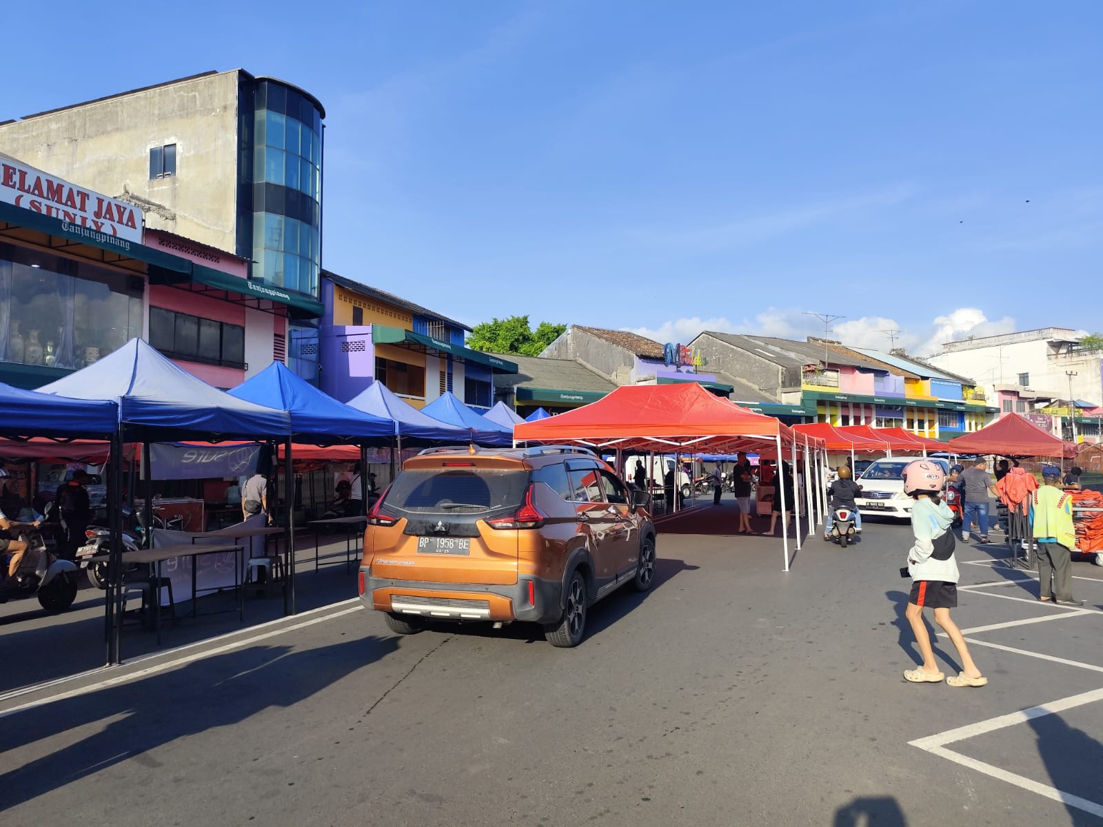 Stand bazar Imlek (tenda merah) dan bazar UMKM mingguan (tenda biru) di kawasan Kota Lama Jalan Merdeka Tanjungpinang, Kamis (2/1).