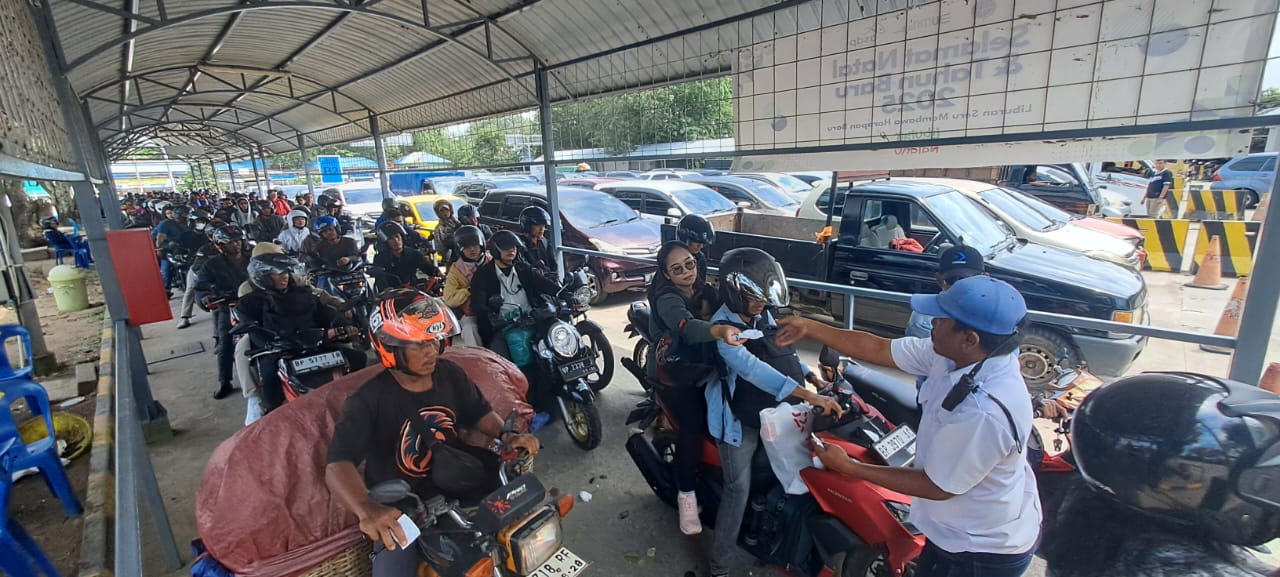 Penumpang yang membawa motor saat akan menyeberang ke Batam melalui Pelabuhan ASDP Tanjunguban, Bintan.