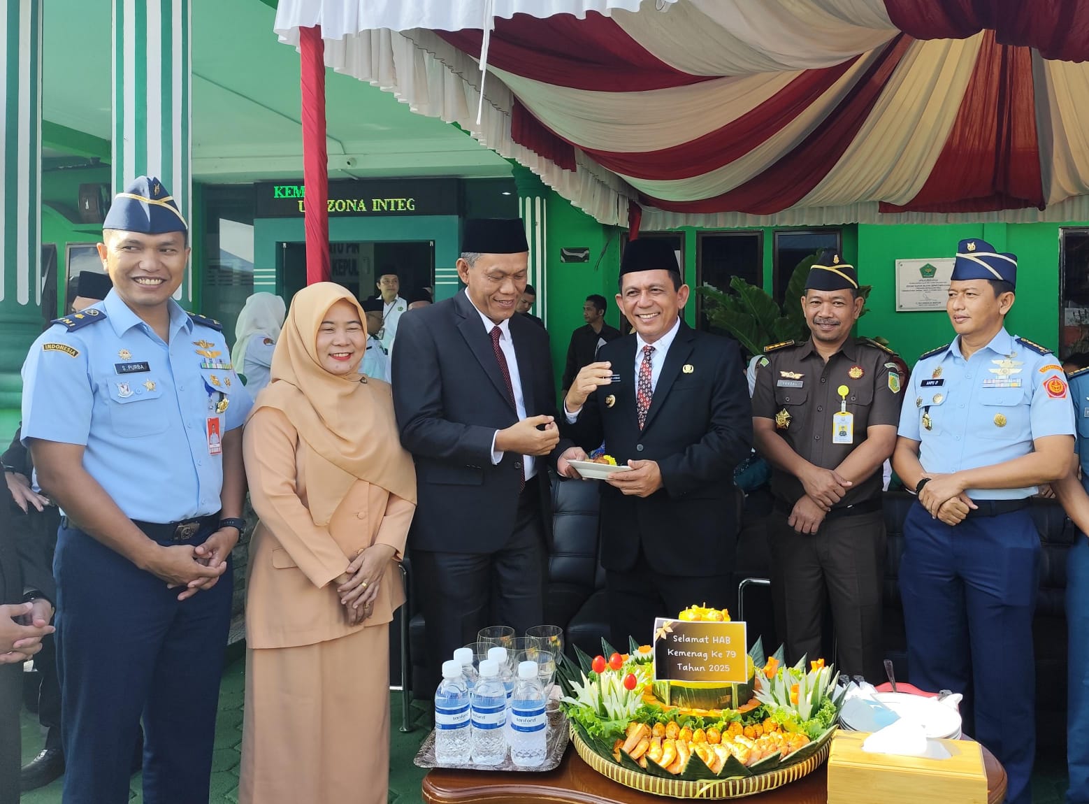 Kanwil Kemenag Kepri, Zoztafia saat menerima potongan tumpeng dari Gubernur Ansar Ahmad, Jumat (3/1).