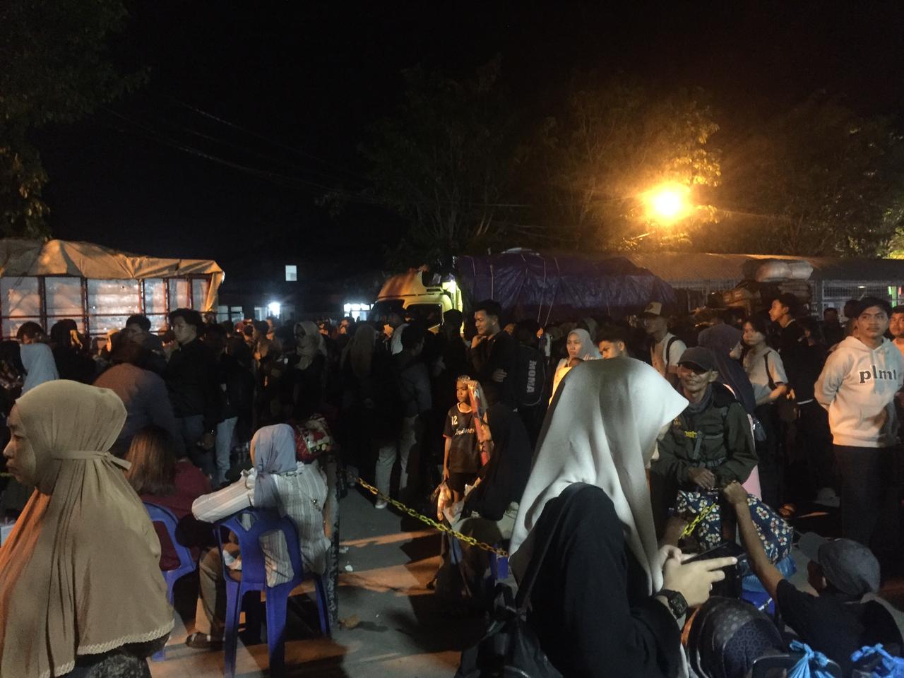 Penumpang KMP Bahtera Nusantara 01 sedang menunggu untuk dinaikkan ke atas kapal yang bakal mengangkutnya ke berbagai tujuan.