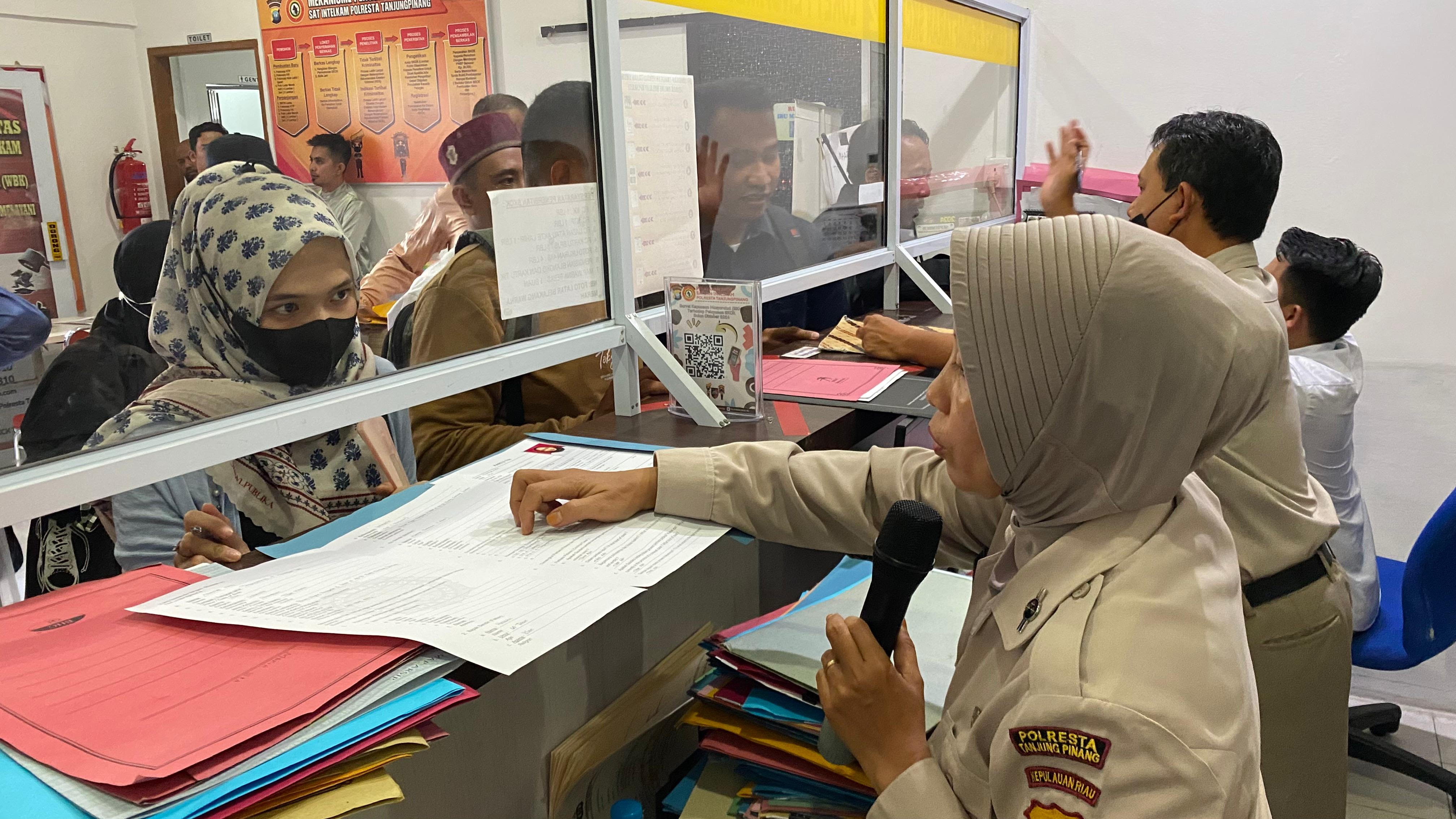 Pemohon mengurus pembuatan SKCK di Mapolresta Tanjungpinang.