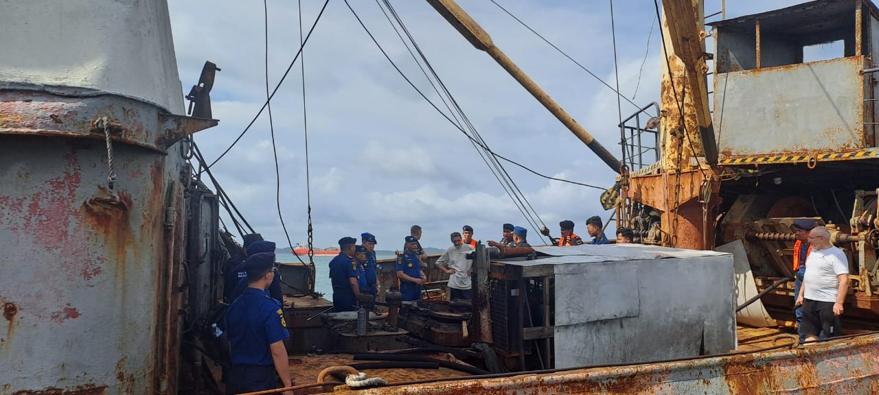 Direktur KPLP, Jon Kenedi memeriksa tangkapan kapal asing dan kru kapal di dermaga Pangkalan PLP Tanjunguban di Bintan, Sabtu (4/1/2025).