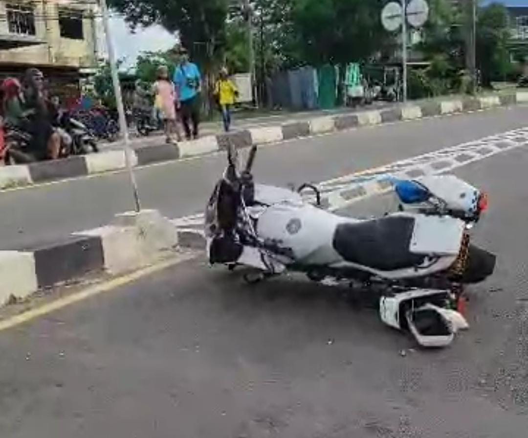 Sepeda motor yang dikendarai Kanit Gakkum usai mengalami kecelakaan tunggal di Jalan Basuki Rahmat Tanjungpinang, Sabtu (4/1).