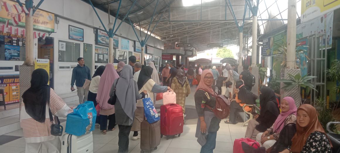 Situasi di Pelabuhan Tanjungbalai Karimun dipadati penumpang yang datang dan akan berangkat.