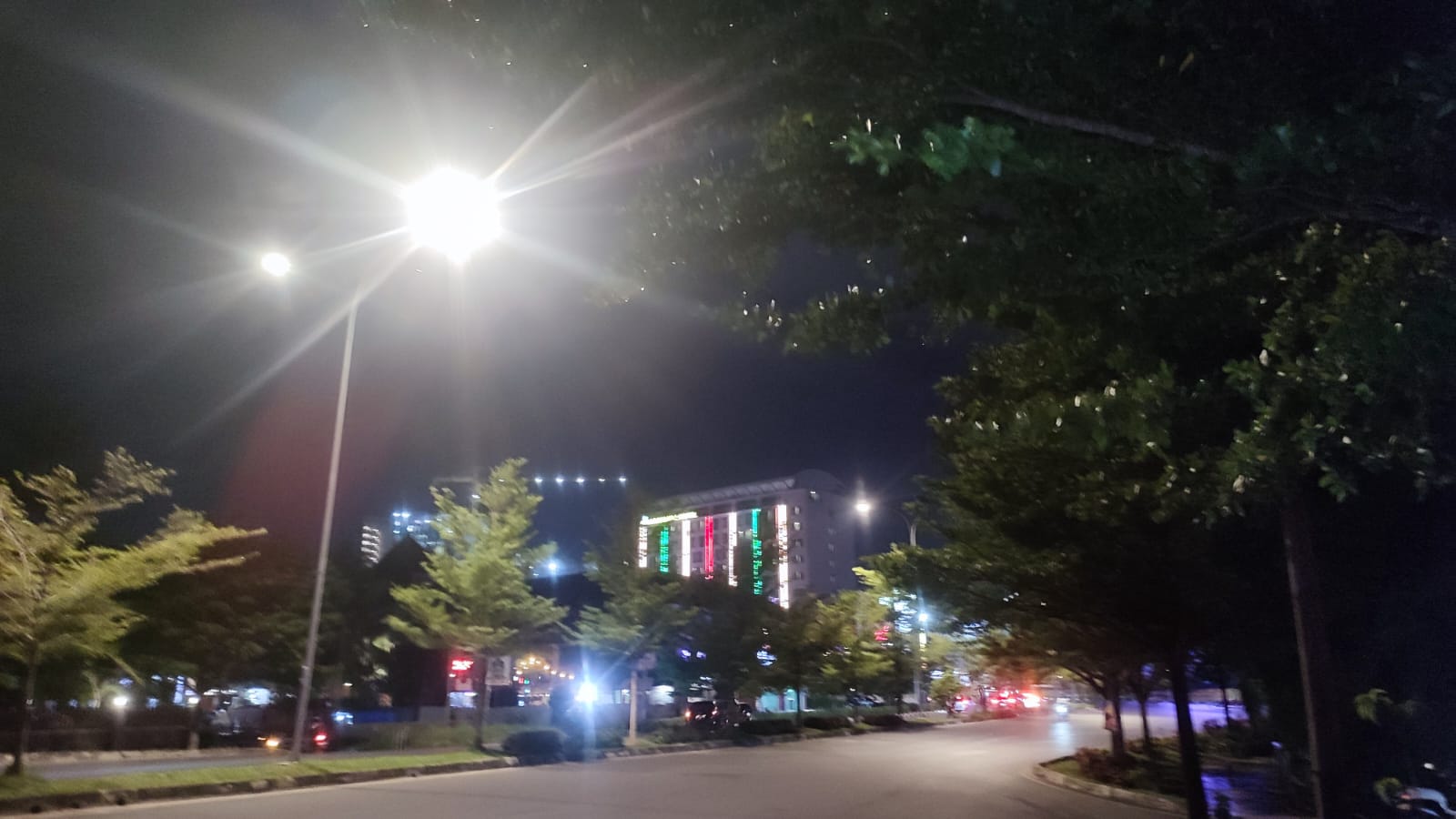 Beberapa lampu PJU yang sebelumnya padam di Jalan Ali Haji saat ini telah hidup kembali. Dinas Bina Marga dan Sumber Daya Air Kota Batam menyebutkan padamnya PJU ini disebabkan oleh masalah pada jarin