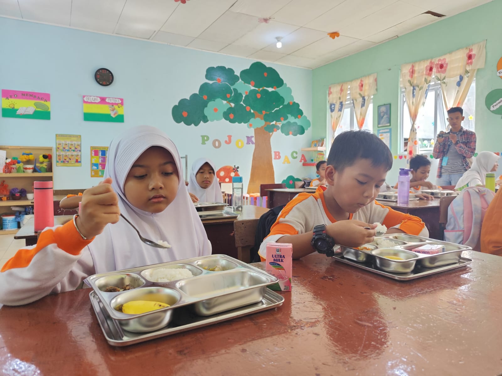 Murid SD Negeri 007 saat menyantap makanan bergizi gratis, Senin (6/1).
