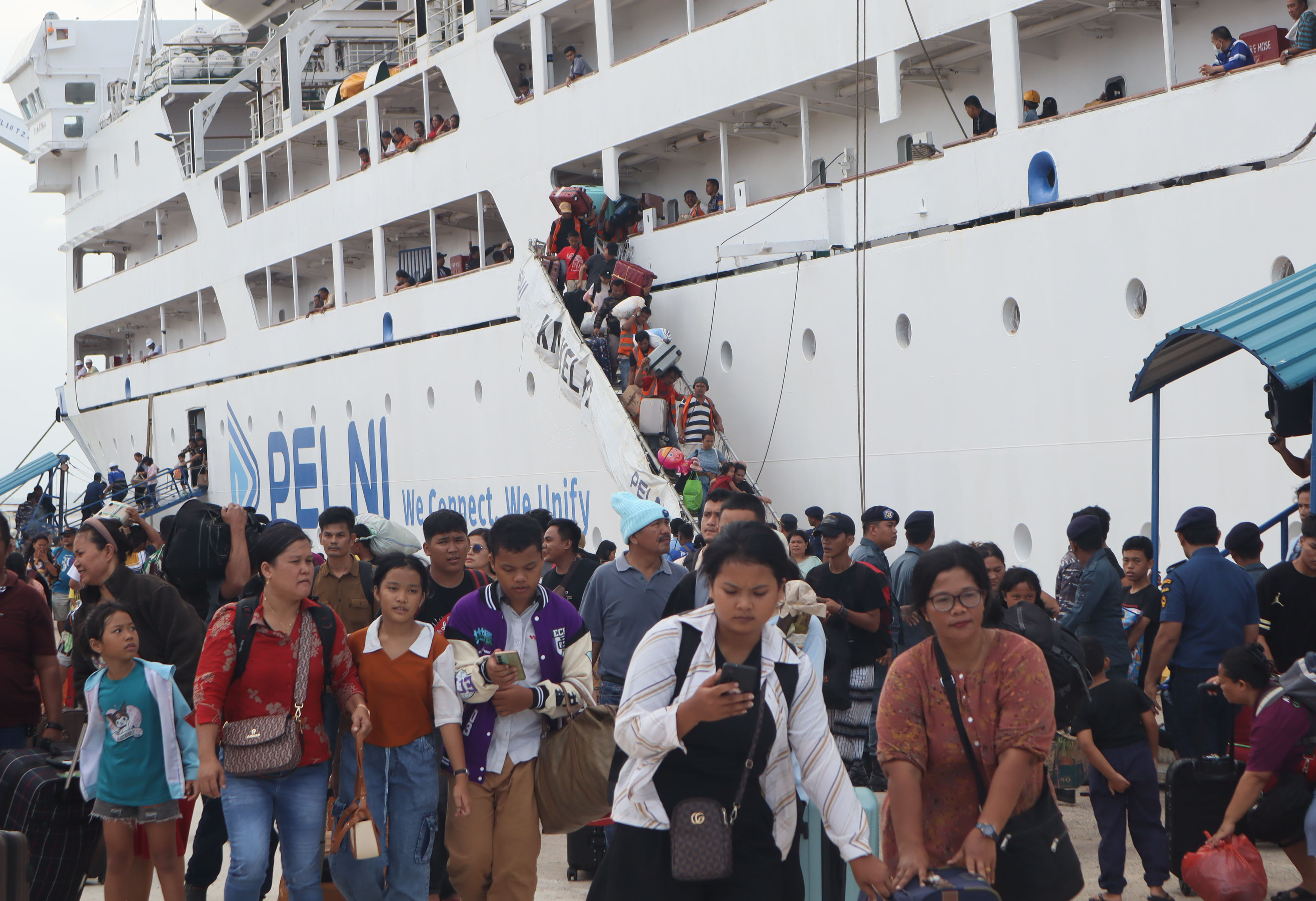 Kapal Pelni dari Belawan Medan tia di Pelabuhan Bintang 99 Batuampar, Minggu (5/1). Libur Natal dan Tahun Baru jumlah penumpang menggunakan kapal  Pelni  mengalami peningkatan.