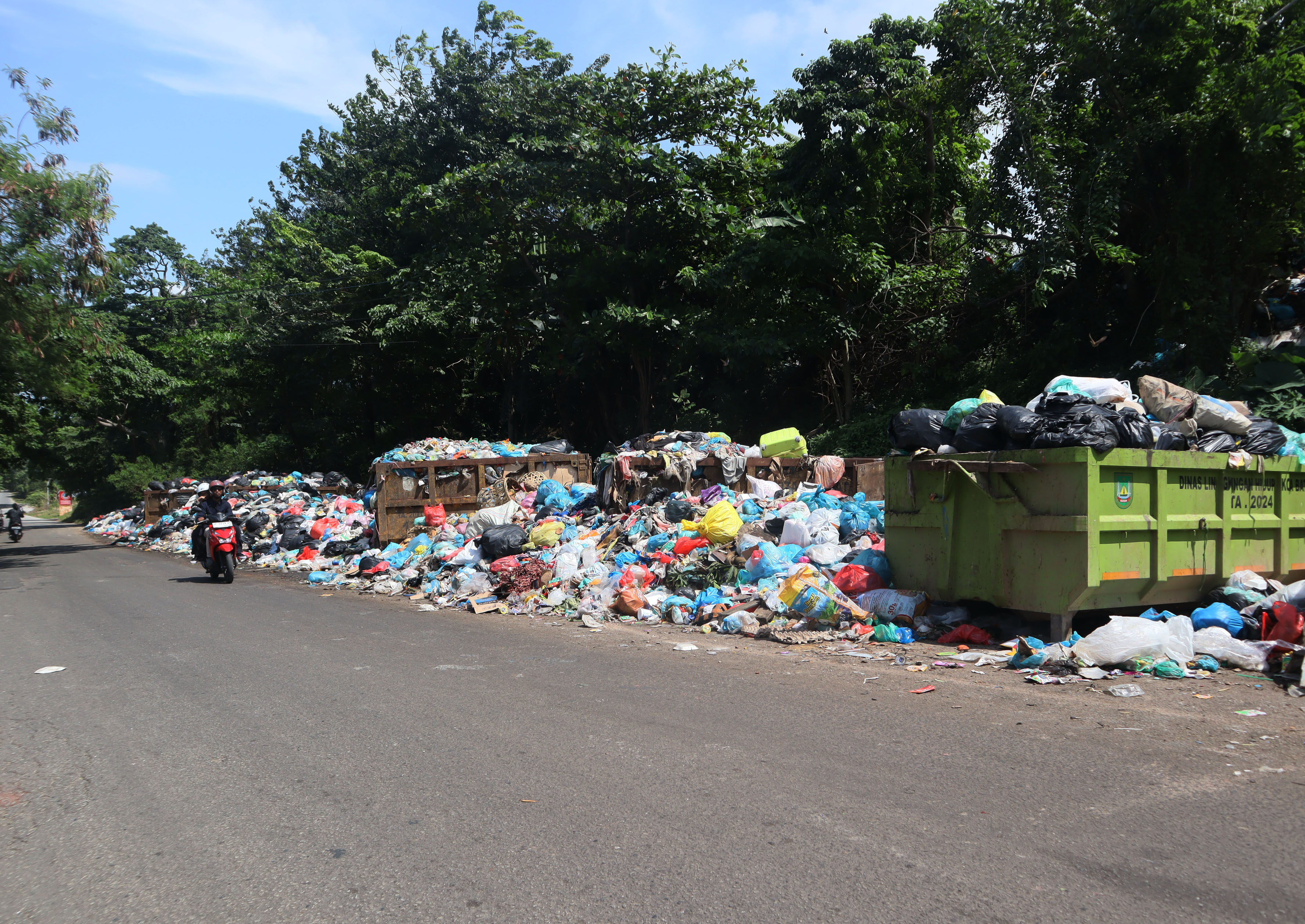 Tumpukan sampah terlihat di tepi jalan Bukit Senyum Batuampar, Minggu (5/1). F Cecep Mulyana/Batam Pos