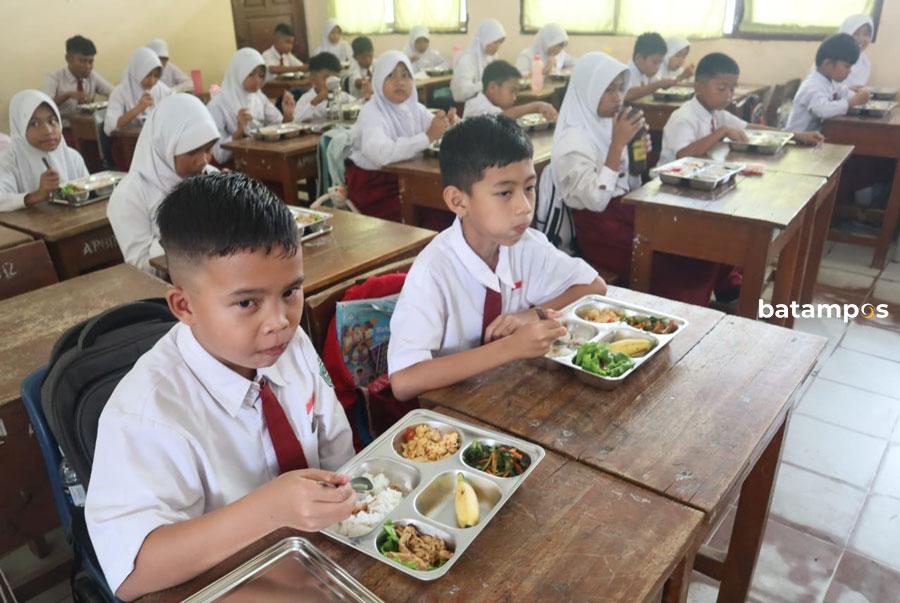Siswa SD di Batam sedang menikmati makan bergizi gratis, Senin (6/1)