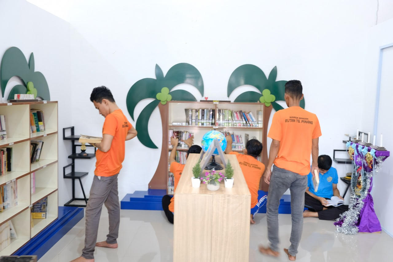 Warna binaan membaca buku di perpustakaan Rutan Tanjungpinang.
