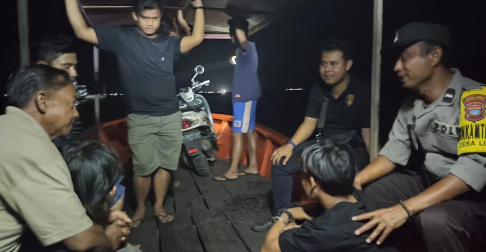 Warga bersama Bhabinkamtimas membawa pelaku pencurian (paling kiri dan baju hitam sebelah polisi) kabel steering ke Polsek Palmatak.