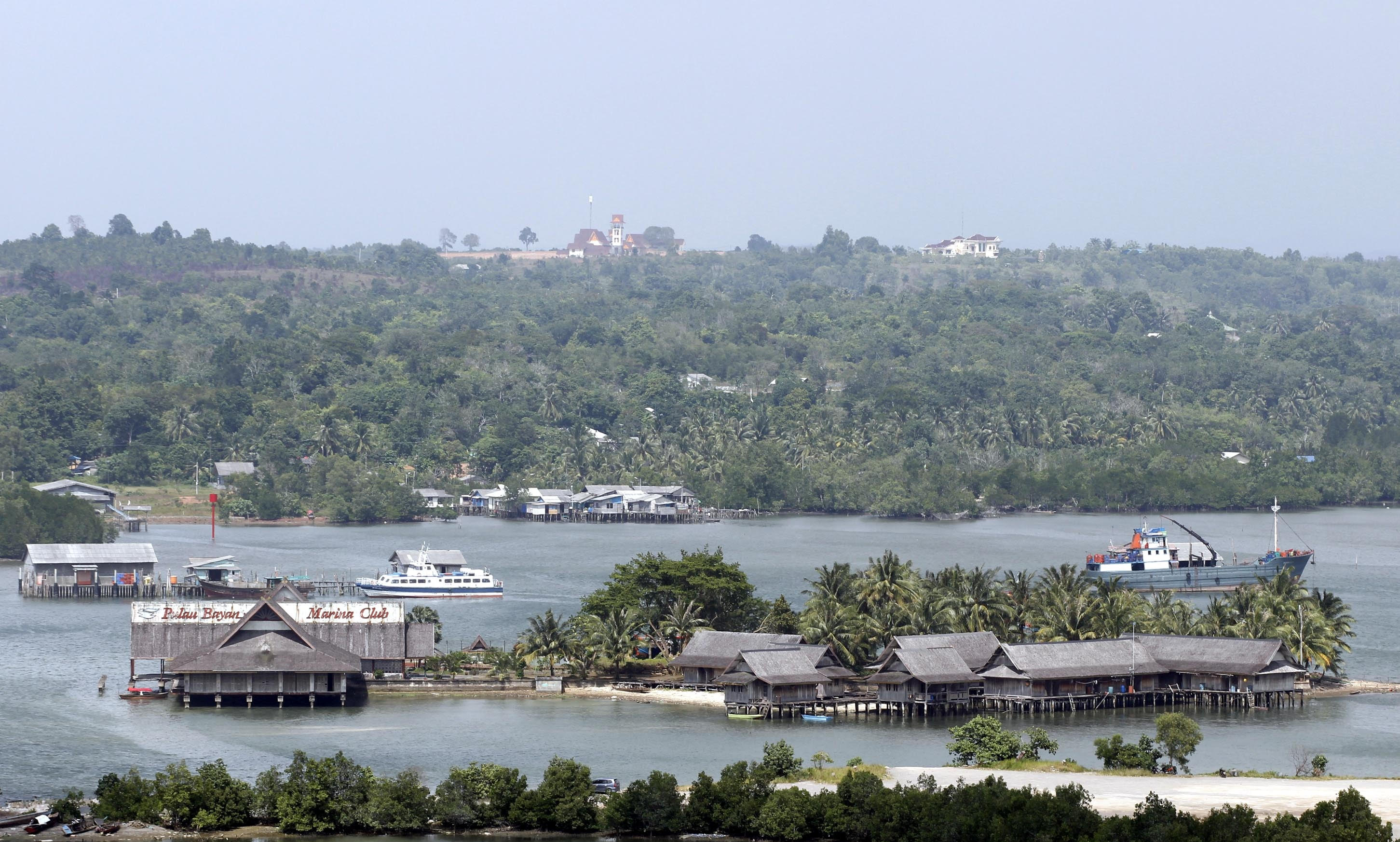 Pulau Bayan yang berada di tengah perairan Hulu Riau Tanjungpinang.