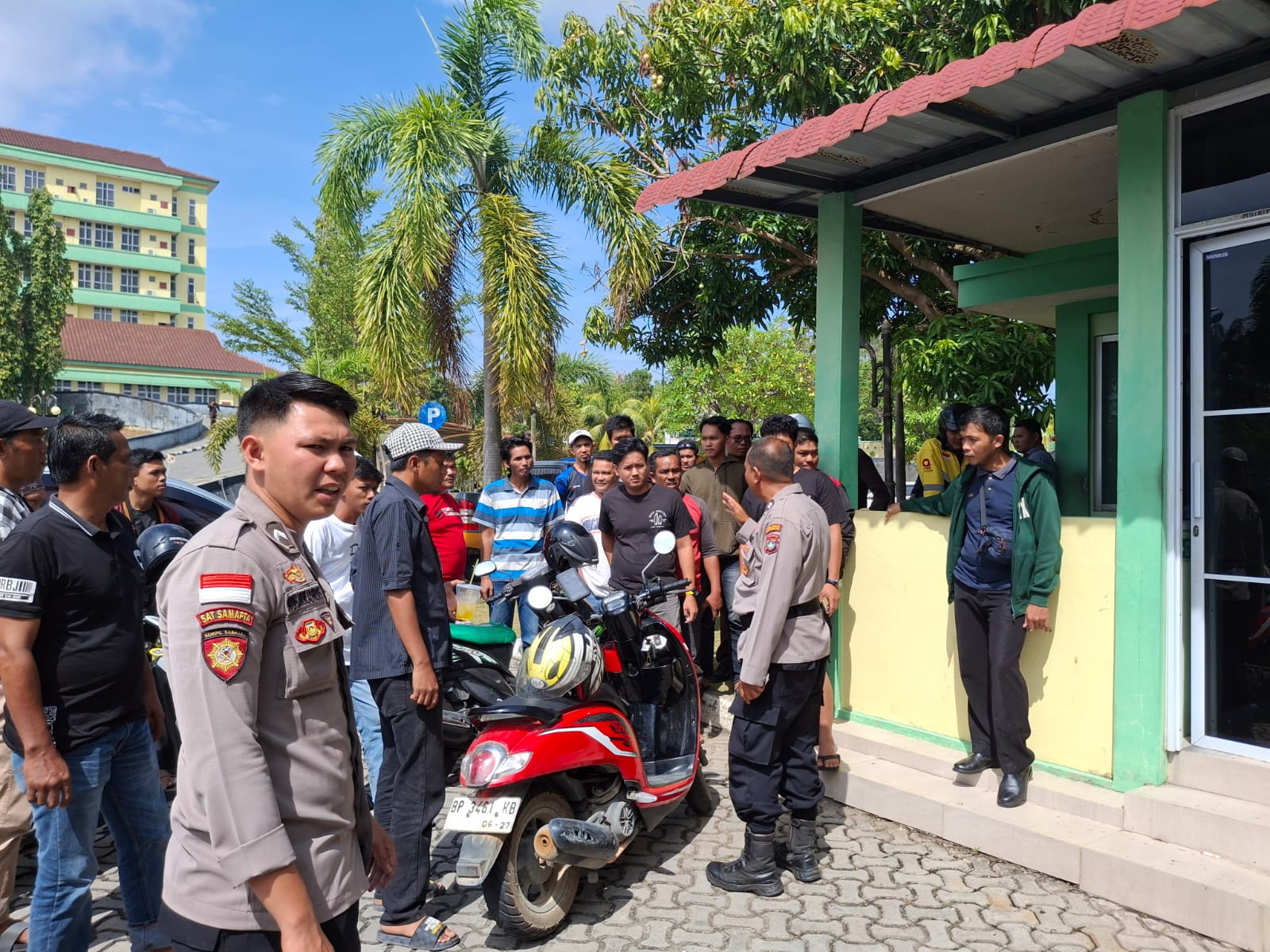 Anggota Polisi dari Polsek Tebing sedang melakukan mediasi antara sopir online Maxim dengan sopir angkutan umum konvensional.