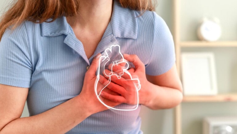 ILUSTRASI serangan jantung pada perempuan.