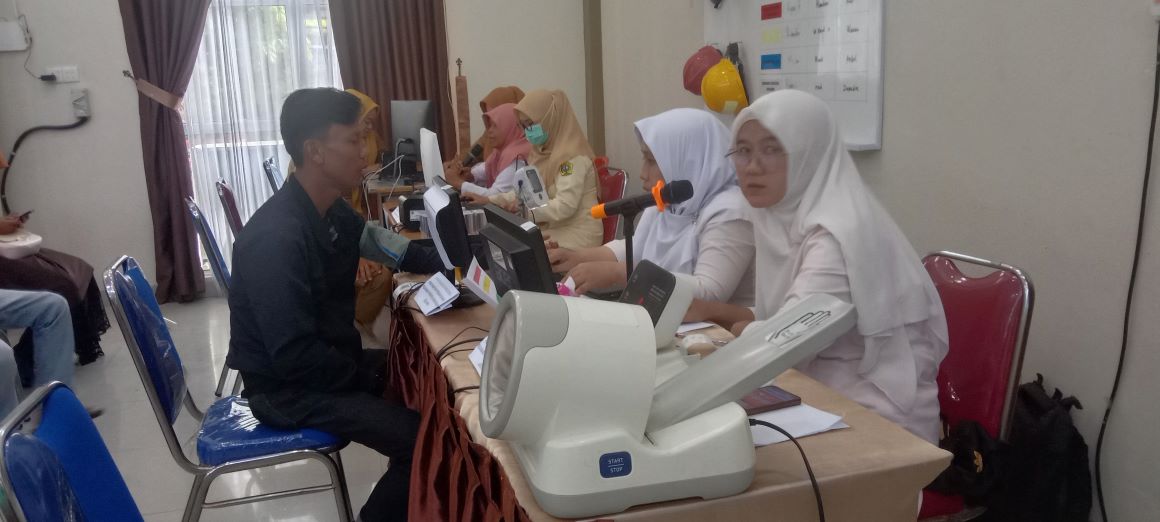 Pegawai honorer yang lulus P3K sedang antri untuk melakukan pemeriksaan kesehatan di RSUD M Sani.