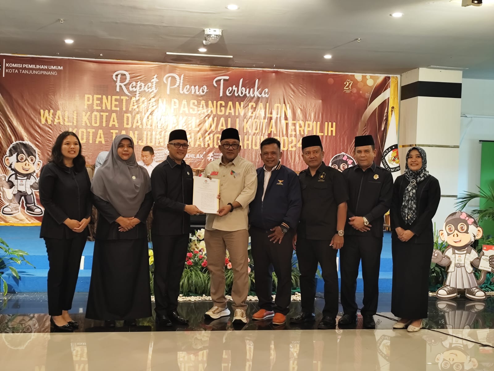 KPU Tanjungpinang menyerahkan berita acara penetapan Walikota dan Wakil Walikota, Kamis (9/1).