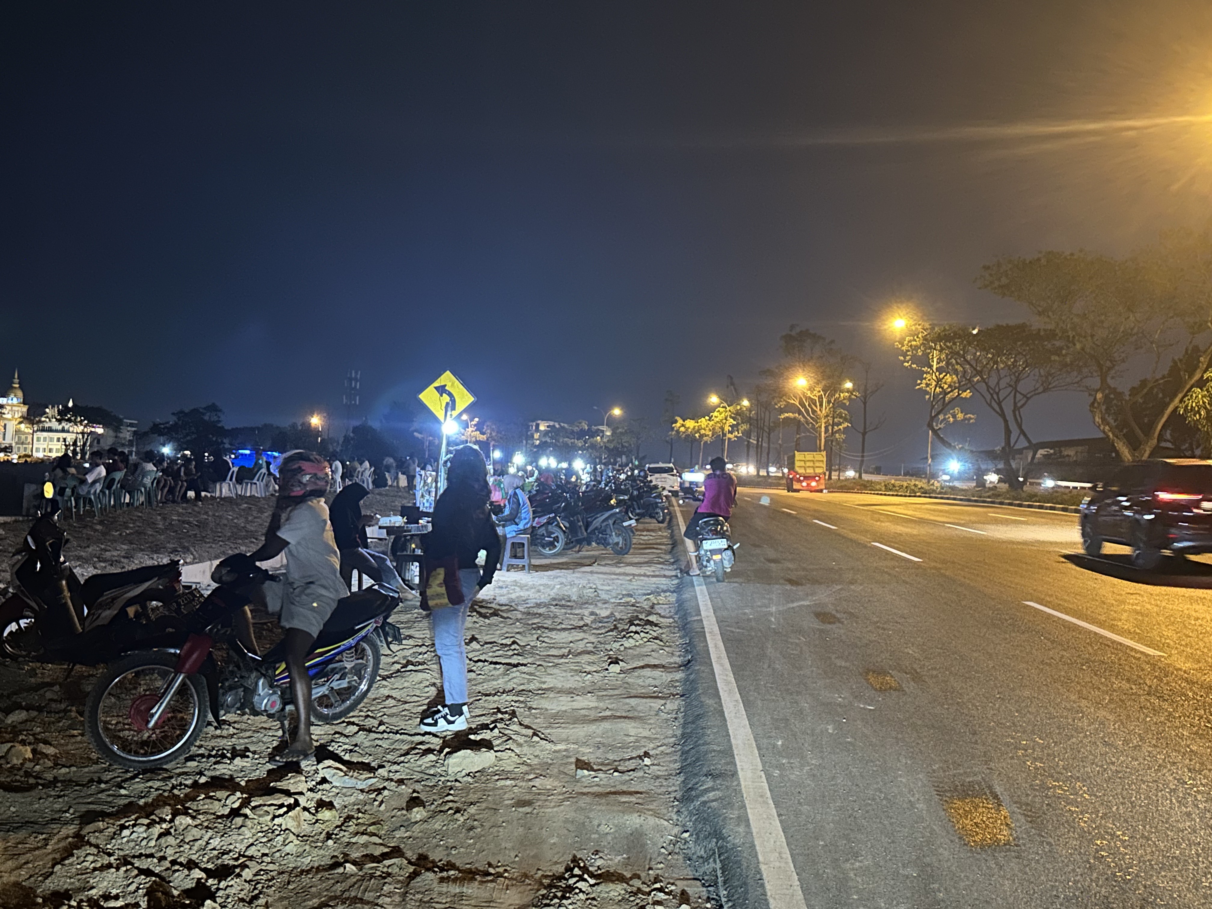 Jalan Yos Soedarso Seraya Atas yang baru saja selesai dilebarkan ramai pada malam hari.