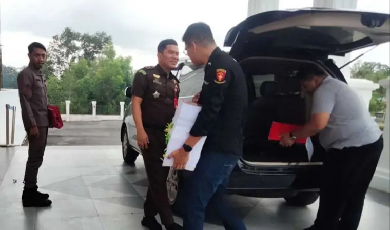 Petugas Kejaksaan membawa berkas dua tersangka korupsi ke Pengadilan Negeri Tanjungpinang.