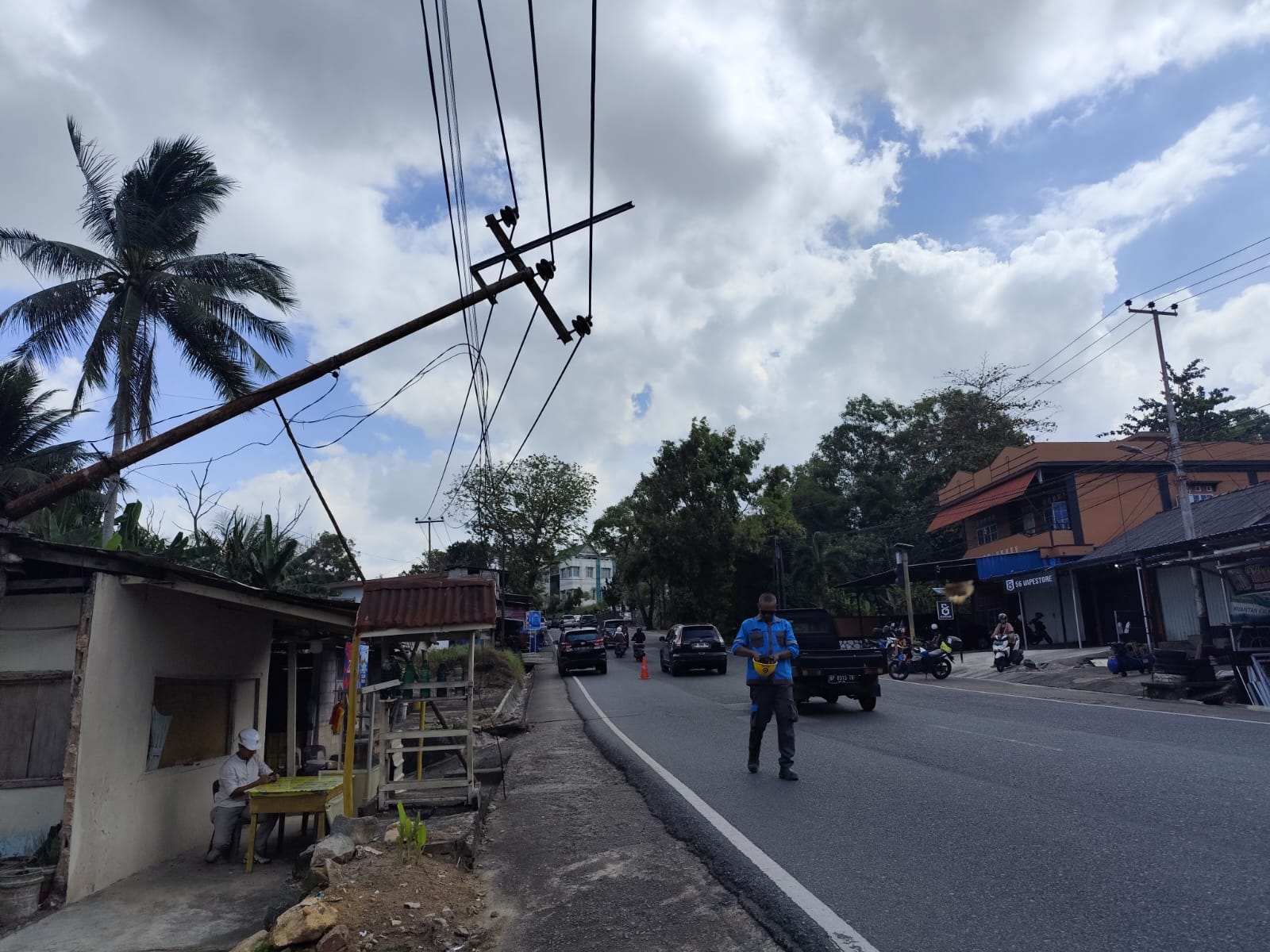 Tiang listrik PLN yang tumbang di Jalan Ahmad Yani Tanjungpinang, Kamis (9/1).