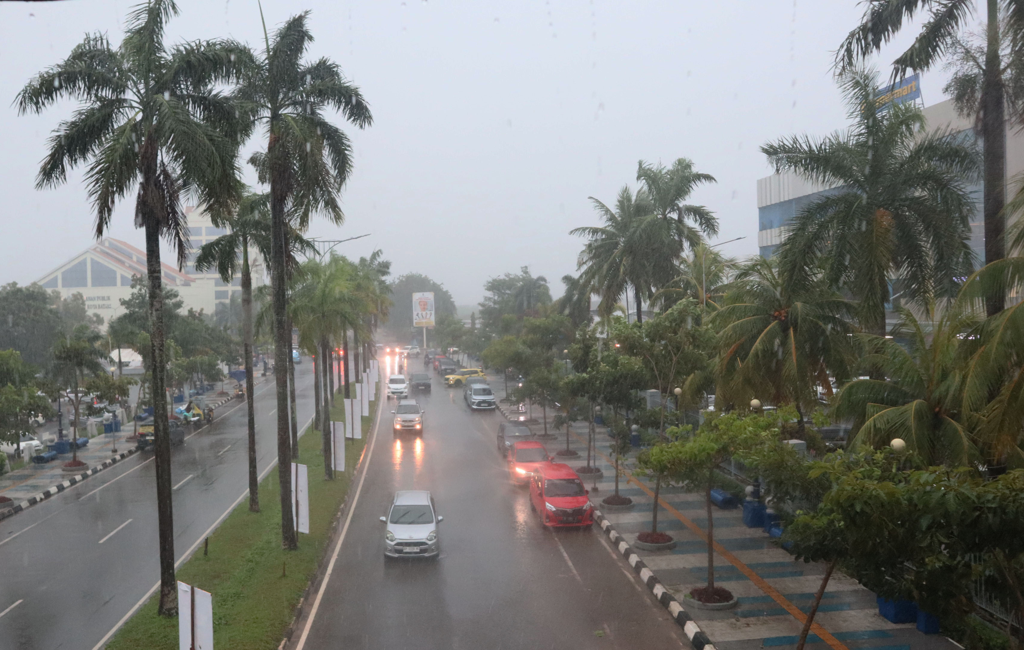 Hujan disertai angin melanda Kota Batam, Jumat (10/1).