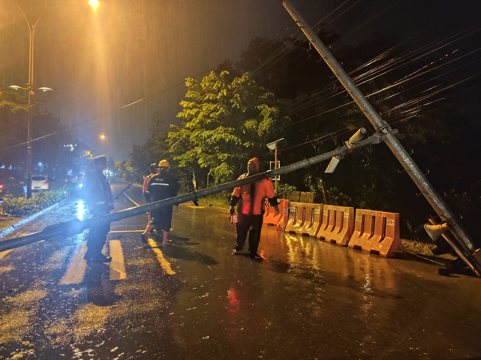 Tiang traffic light simpang Kota Piring Ambruk karena longsor, Jumat (10/1).