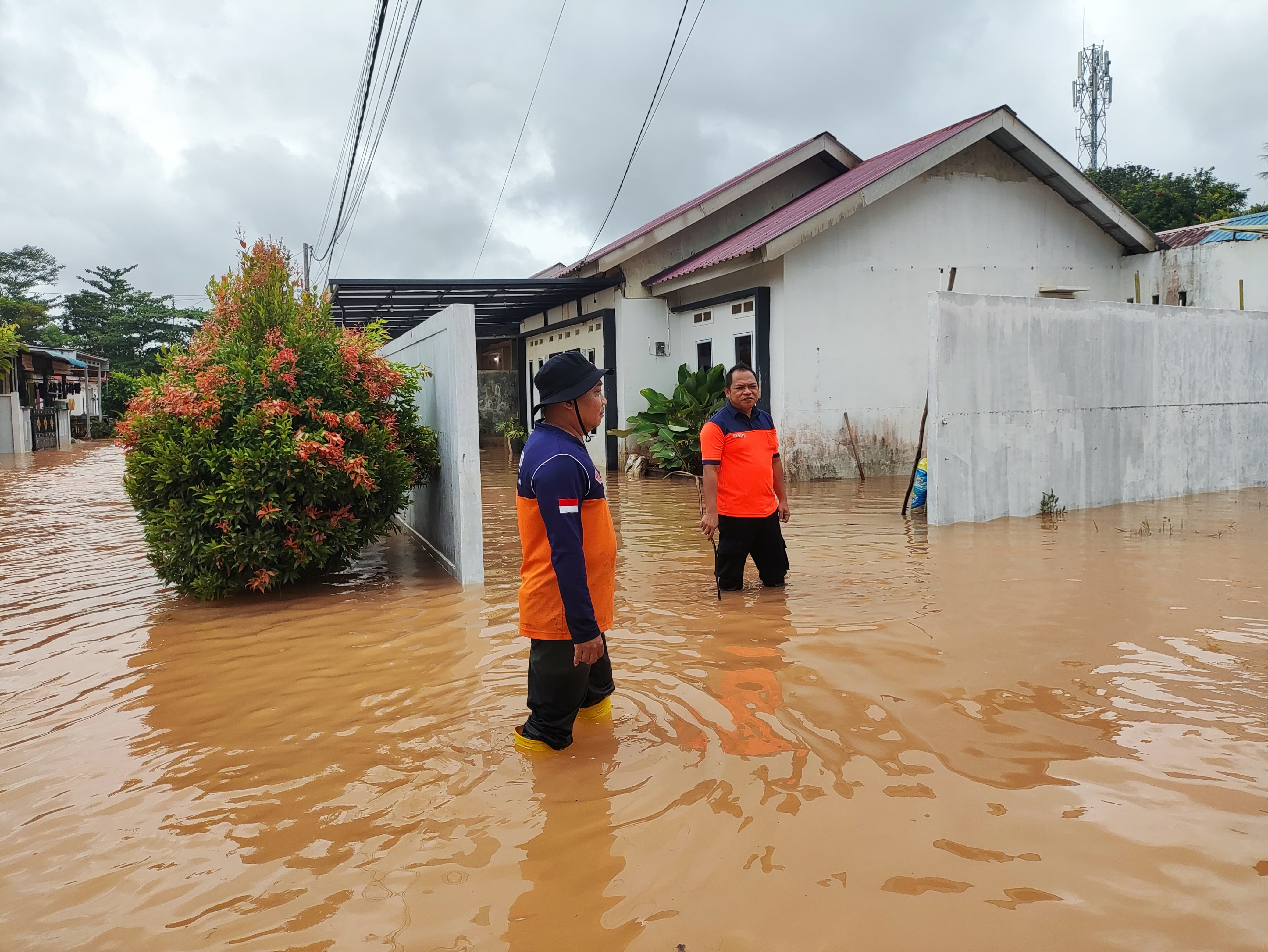 Sejumlah rumah di Perumahan Puspandari masih terendam banjir hingga Kamis (11/1) siang.