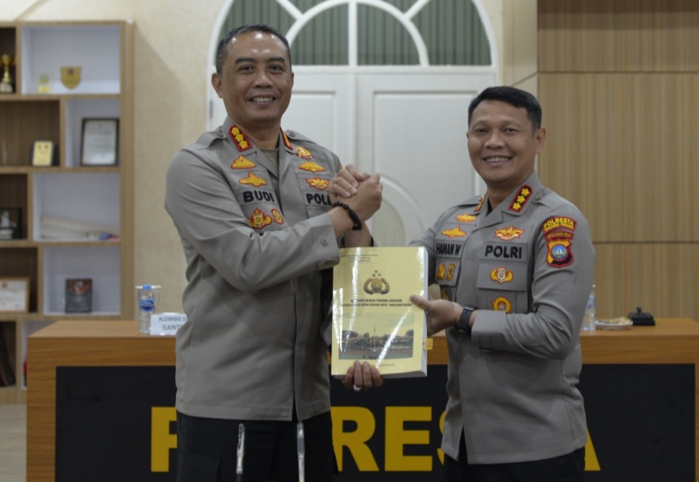 Kapolresta Tanjungpinang Kombes Hamam Wahyudi (kanan) dan Kombes Budi Santosa melakukan salam komando di Mapolresta Tanjungpinang.
