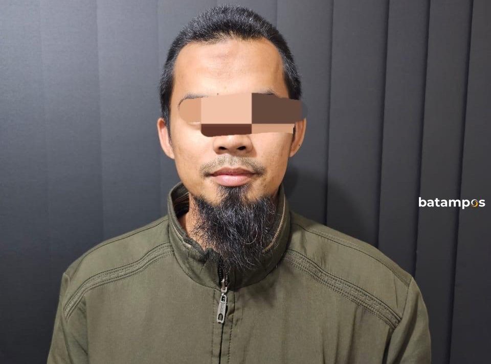 Tersangka penipuan calon jamaah umrah di Batam.