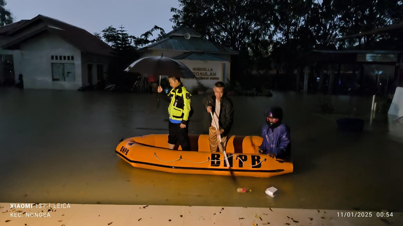 Hujan deras yang mengguyur Kota Batam dan sekitarnya sejak Jumat sore (10/1) hingga malam hari menyebabkan genangan air di sejumlah titik, termasuk di Kantor Camat Nongsa.