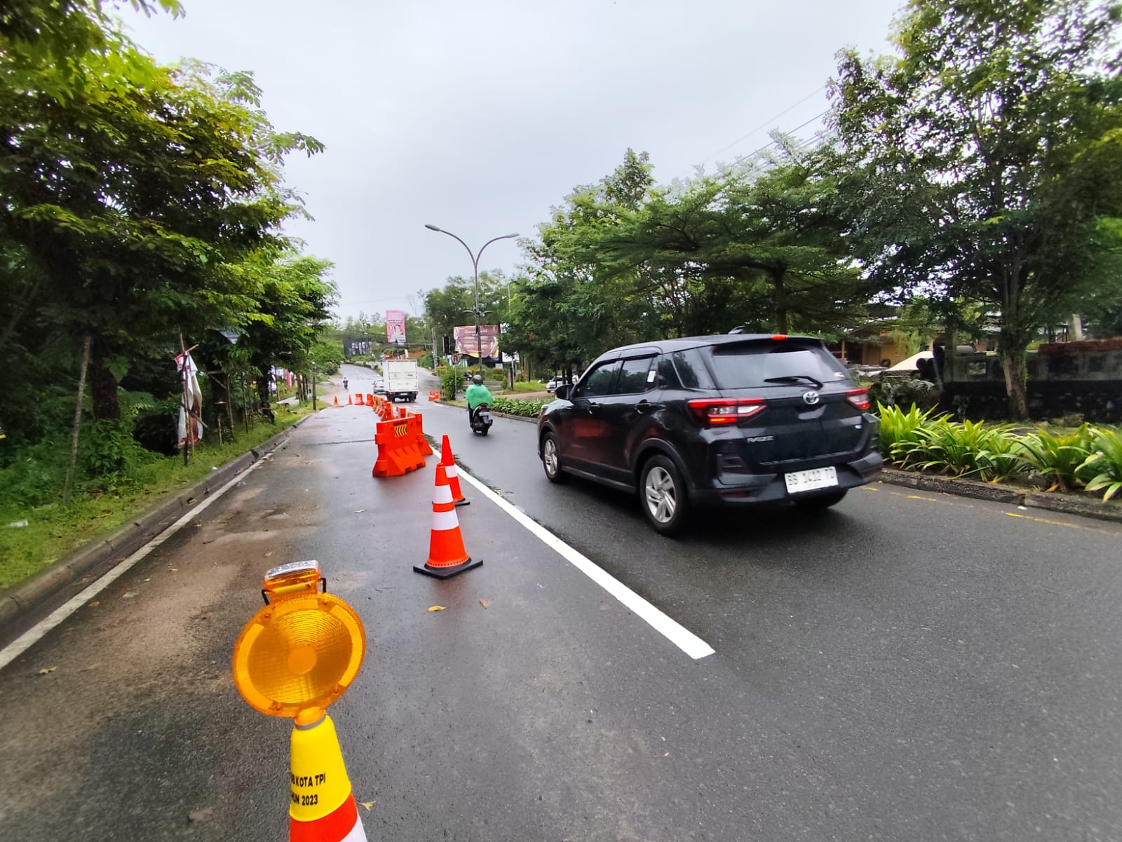Kondisi lalu-lintas Jalan D.I Panjaitan simpang empat Kota Piring usai lampu lalu-lintas ambruk karena longsor, Minggu (12/1).