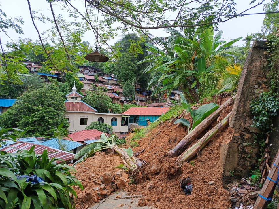 Longsor di Kampung Seraya Bawah.