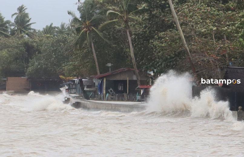 Deburan ombak menghantam bibir Pantai Melayu Batu Besar, Nongsa,Minggu (12/1). Beberapa hari Kota Batam diguyur hujan yang disertai angin.
