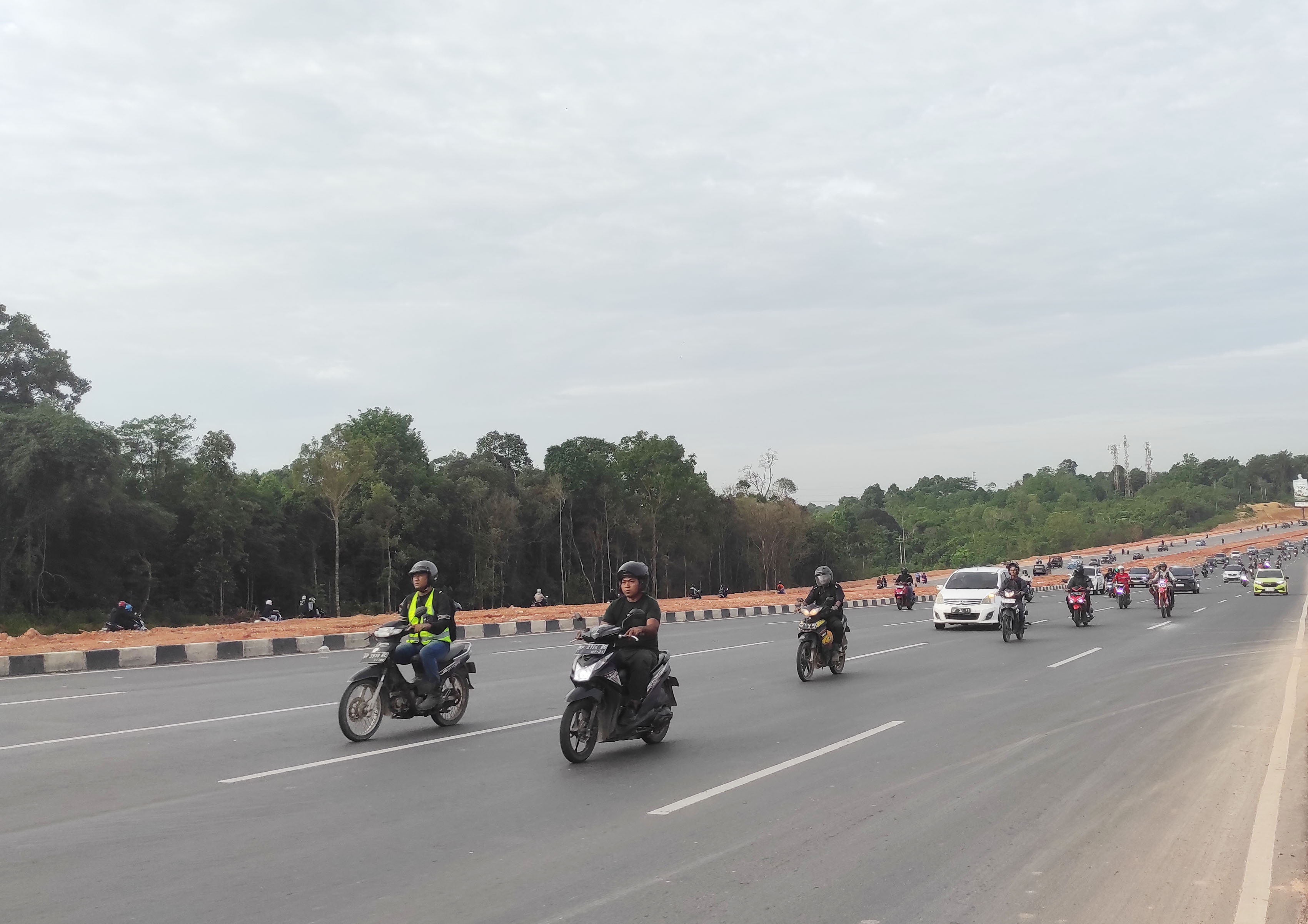 Sejumlah pengendara sepeda motor melintas di Jalan Sudirman, Batam Center, Rabu (8/1). Pengendara sepeda motor diwajibkan berada di lajur kiri jalan,