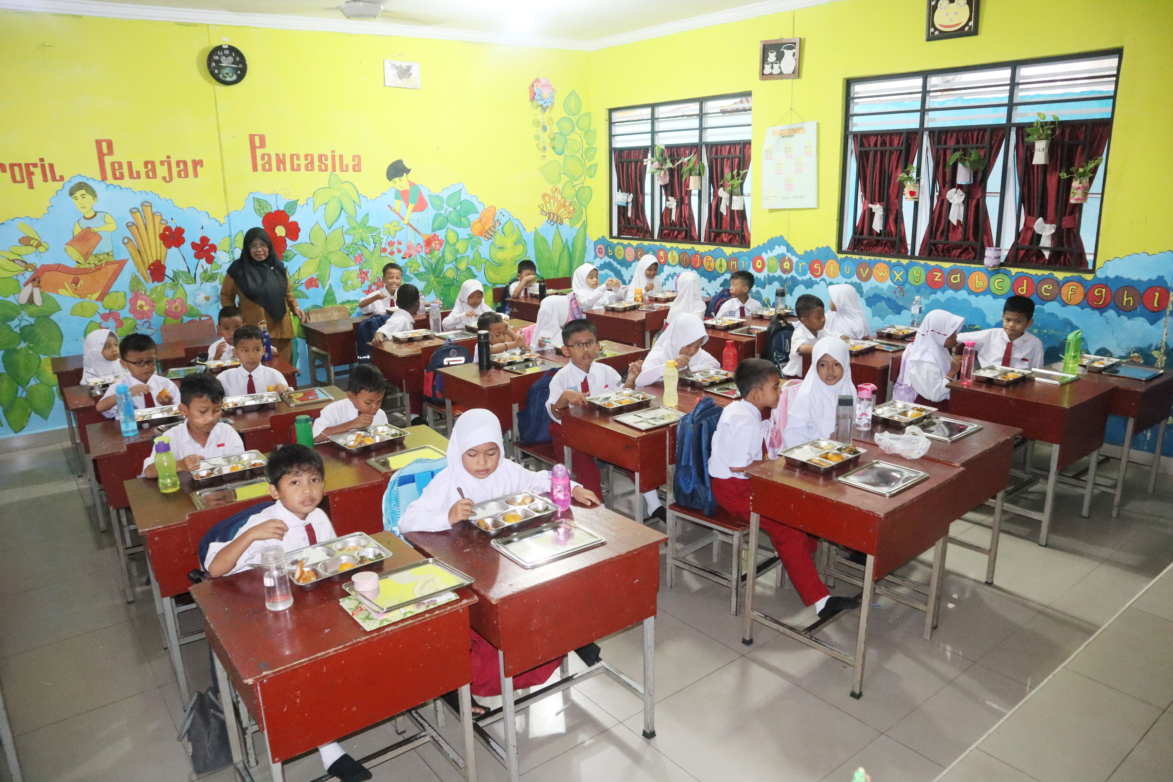 Muri SDN 03 Bengkong menikmati makan bergizi gratis , Senin (13/1).  Penyaluran tahap pertama program makan bergizi gratis dilakukan di empat sekolah.