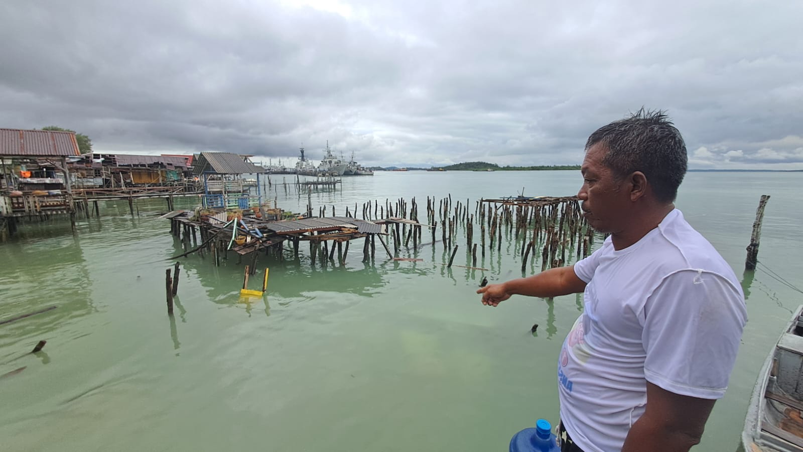Ketua RW 001, Hidayat menunjukkan sisa rumah yang ambruk di Kampung Mentigi, Tanjunguban, Kecamatan Bintan Utara, Senin (13/1/2025).