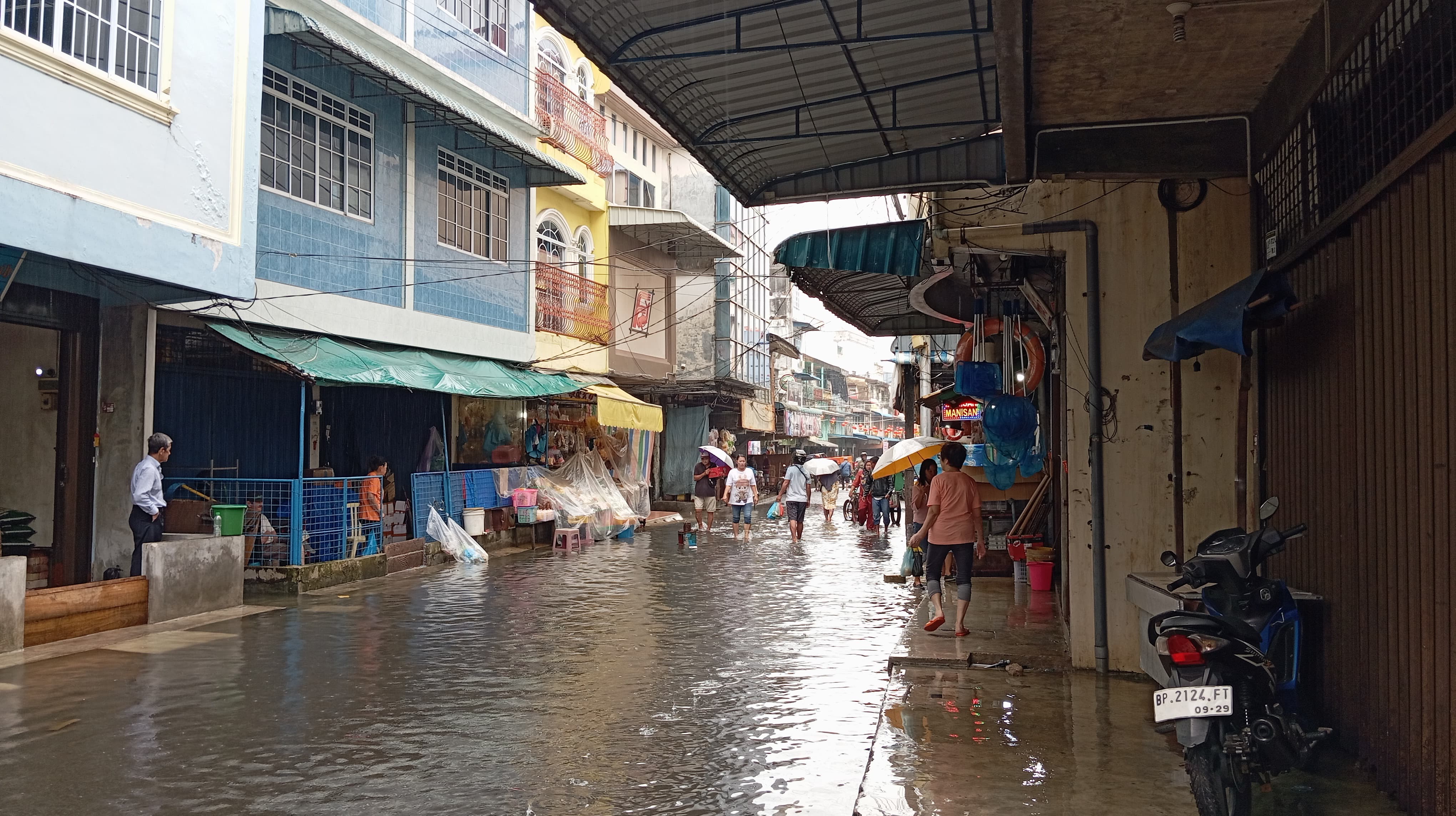 Kondisi banjir pesisir atau rob di Pelantar 2 Tanjungpinang, Selasa (14/1).