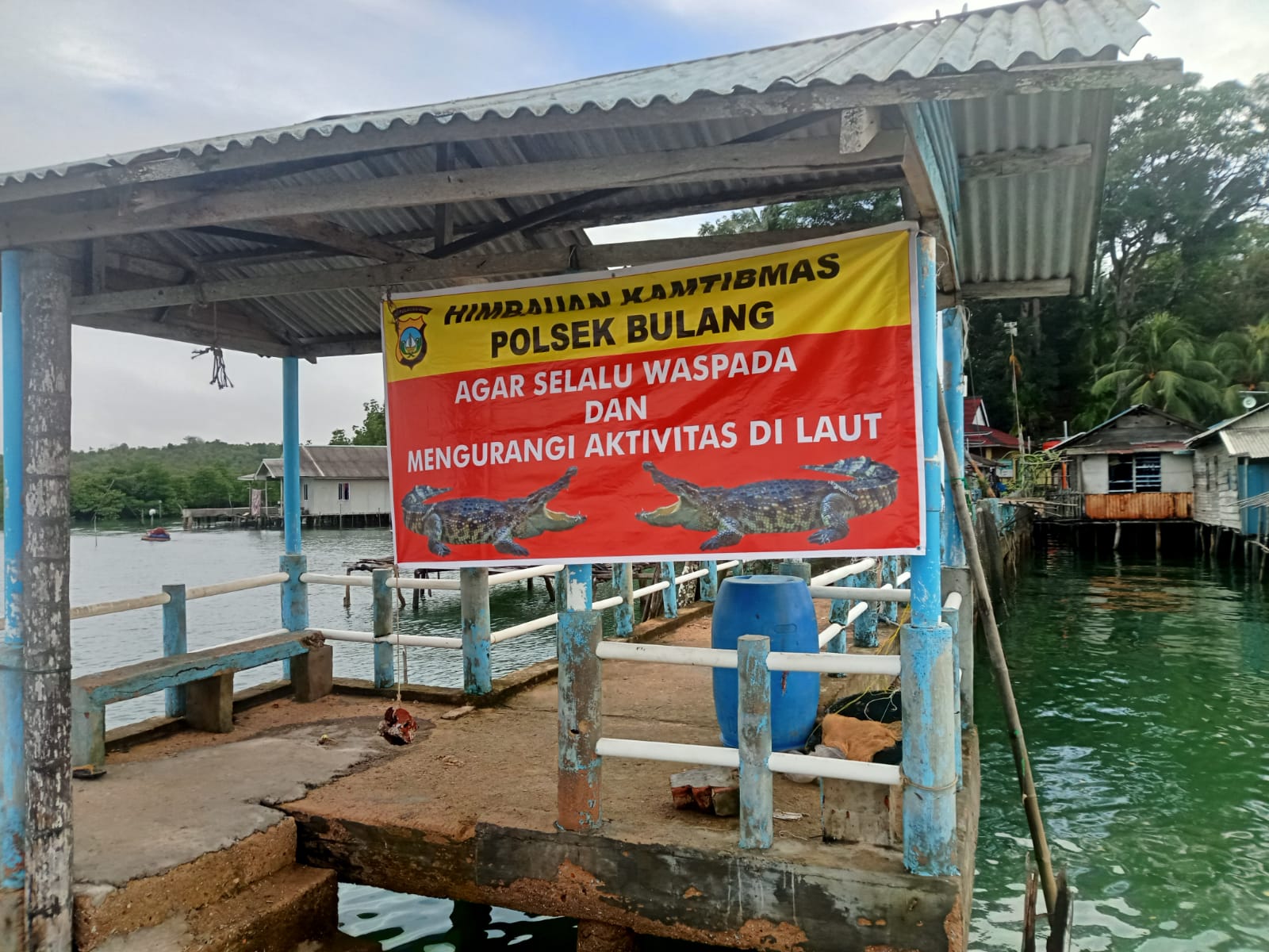 Imbauan untk warga karena adanya buaya yang lepas dari penakarannya.