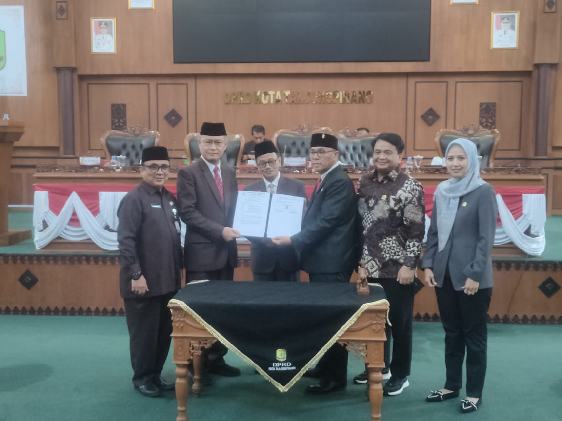 DPRD Tanjungpinang saat paripurna mengusulkan pelantikan Walikota dan Wawako terpilih, Selasa (14/1).