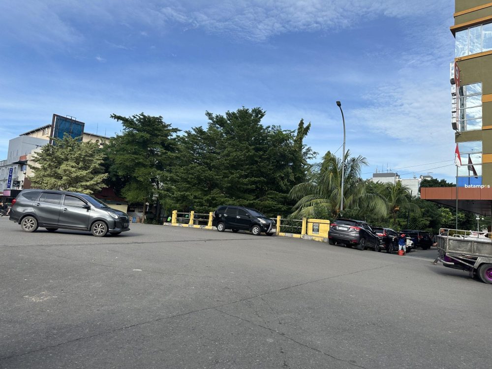 Jembatan di kawasan Jodoh, Batuampar atau tepatnya di depan Hotel Four Point masih dijadikan lokasi parkir.&nbsp;