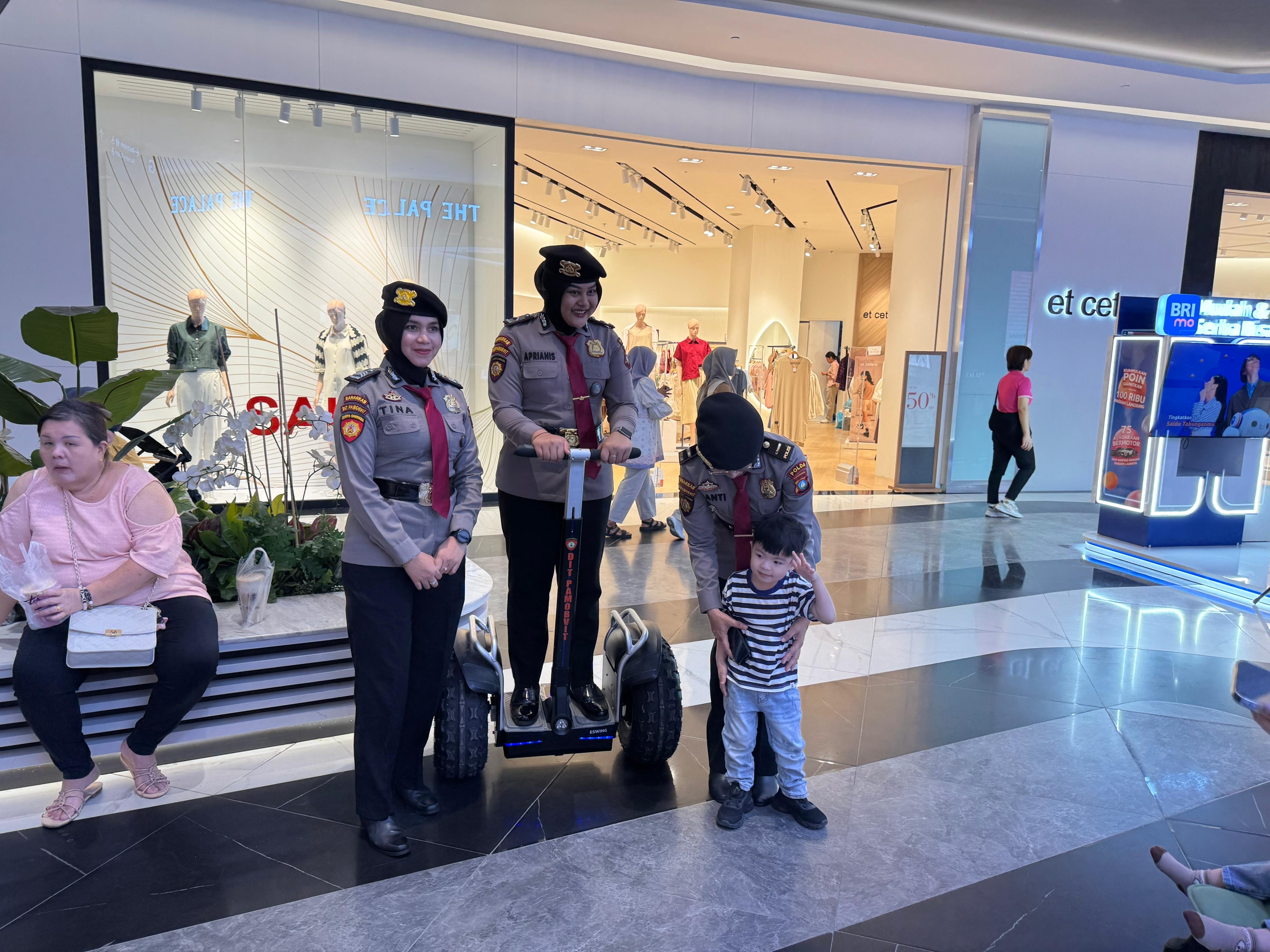 Personel Subdit Wisata Ditpamobvit hadir dan berpatroli di pusat perbelanjaan Grand Batam Mall, Sabtu (18/1).