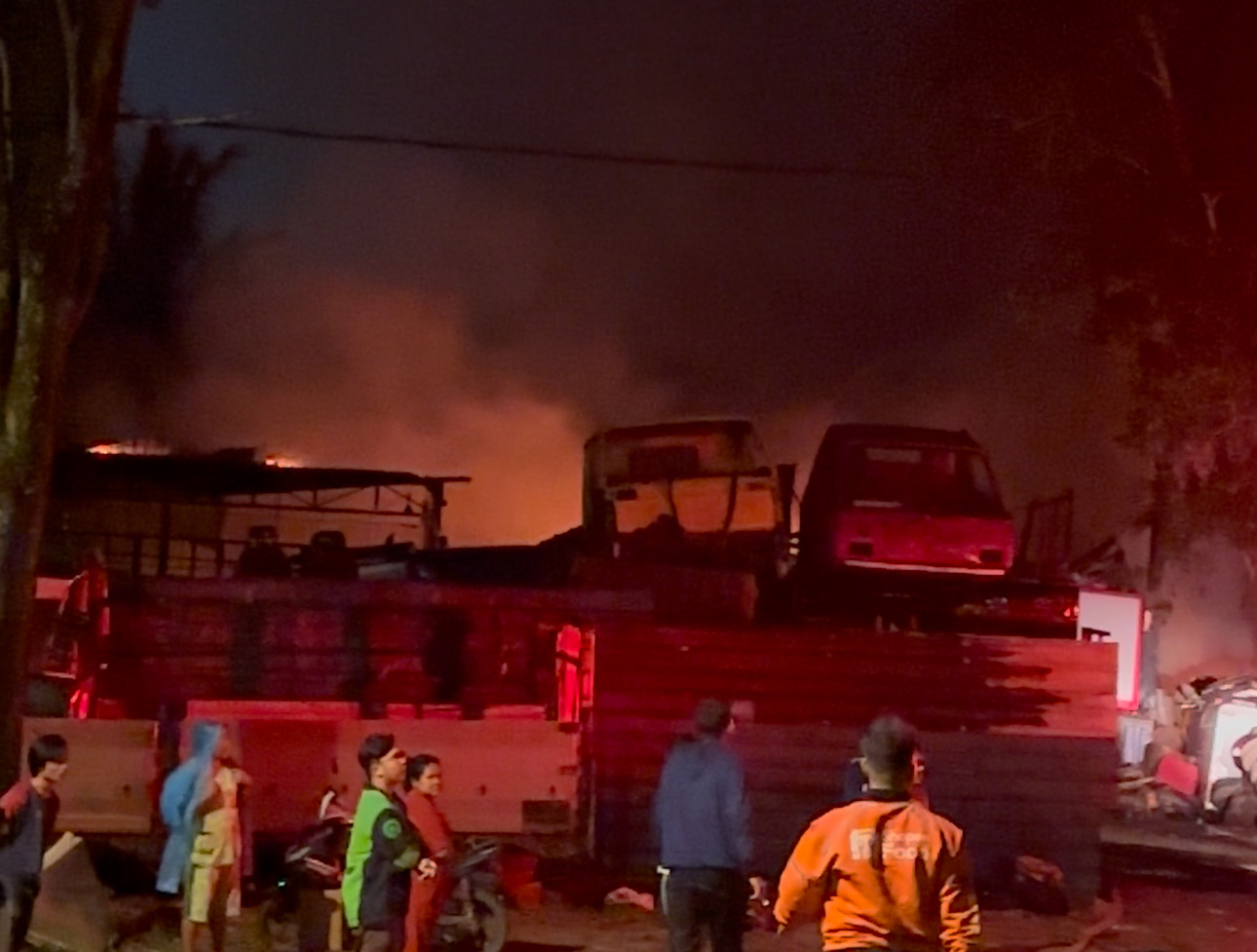 Kebakaran yang terjadi di depan TPU Seitemiang, Minggu (19/1) sekitar pukul 03.00 WIB.