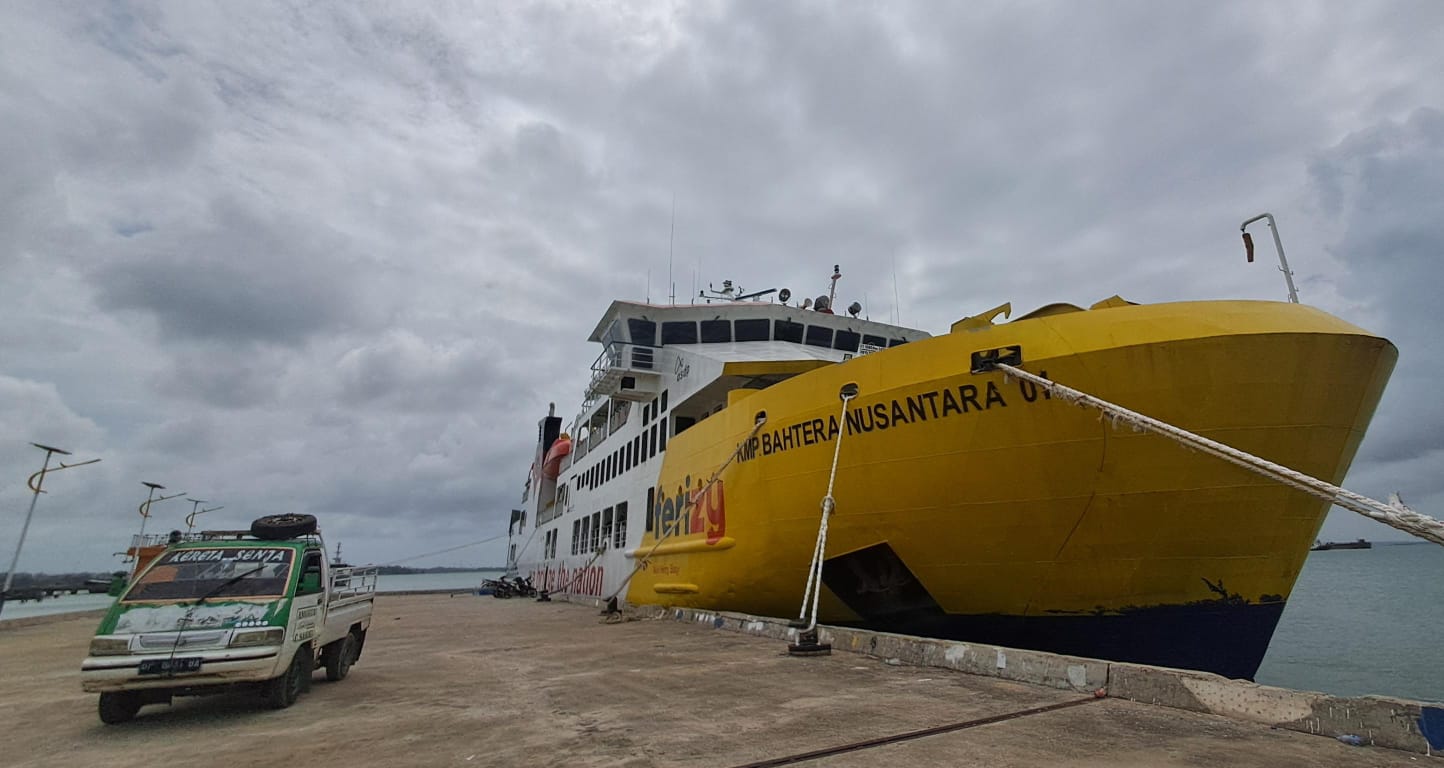 KMP Bahtera Nusantara 01 sandar di Pelabuhan Kota Segara, Tanjunguban, Bintan, Senin (20/1/2025).